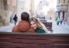 No Risk – No Fun: Wie Deine Angst vor Nähe Dich ausbremst Sweet couple sitting on alley