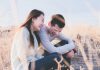 Steht er auf mich? 42 Anzeichen, dass er dich mag Couple laughing together