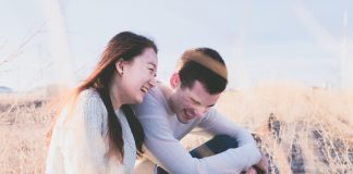 Steht er auf mich? 42 Anzeichen, dass er dich mag Couple laughing together